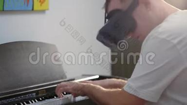 男人用虚拟现实游戏<strong>弹钢琴</strong>